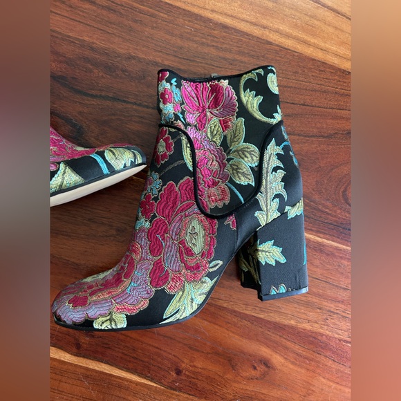 Marc Fisher Jana Women's Multi-Color Floral Embroidered Bootie Ankle Boots - Picture 4 of 13
